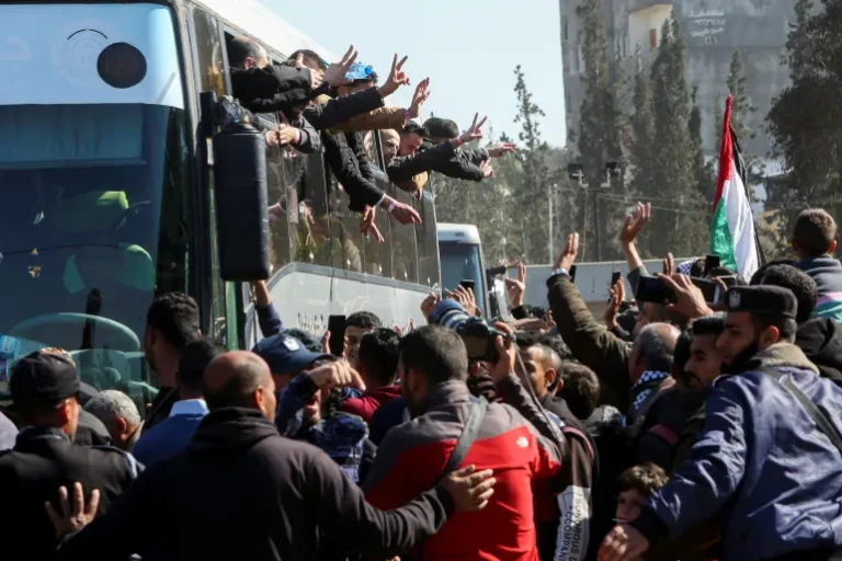 من خلف القضبان إلى حافة الموت.. شهادات تفضح ما يجري للأسرى داخل السجون