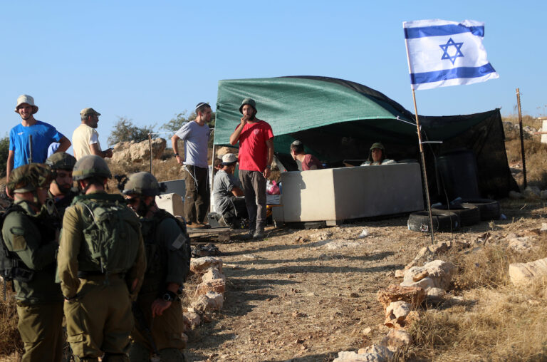 الاحتلال يقيم بؤرة استيطانية جديدة على أراضي بلدة عناتا شمال القدس