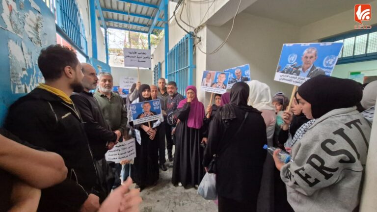 إحراق صور دورثي كلاوس وفيلب لازاريني خلال اعتصام في مخيم عين الحلوة