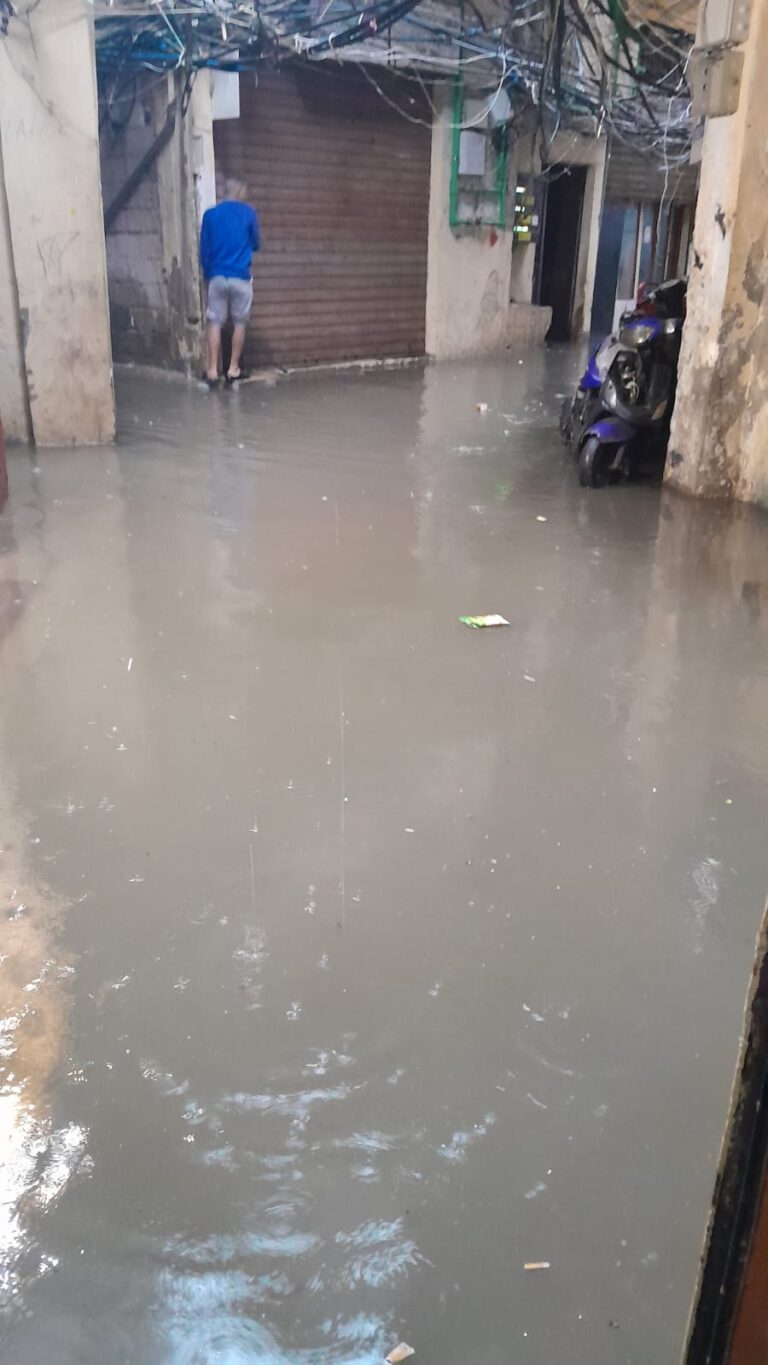 طرقات لبنان تغرق ومخيمات تعاني ضعف البنى التحتية