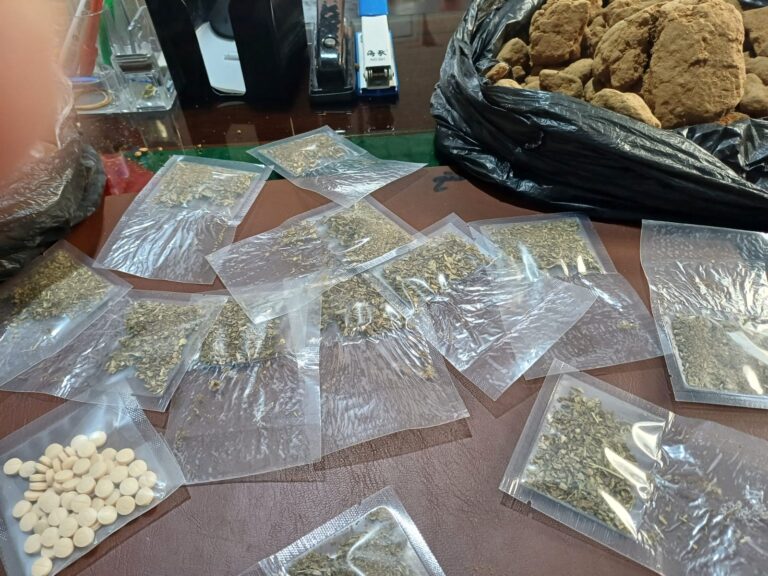 تسليم كمية من المخدرات إلى القوة الأمنية المشتركة في مخيم الرشيدية