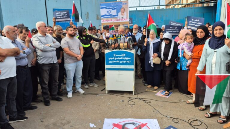 احتجاجات أمام مقر الأونروا في بيروت تنديدًا بسياسة تخفيض الخدمات