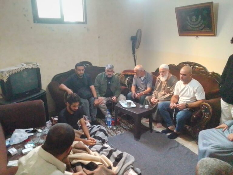 وفد من حركة حماس يتفقد العائلات المتضررة في عين الحلوة