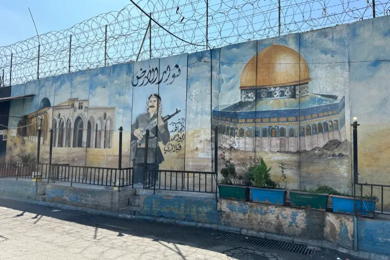 عين الحلوة… عاصمة الشتات الفلسطيني التي تضيق بأهلها ولا تضيق بحلم العودة