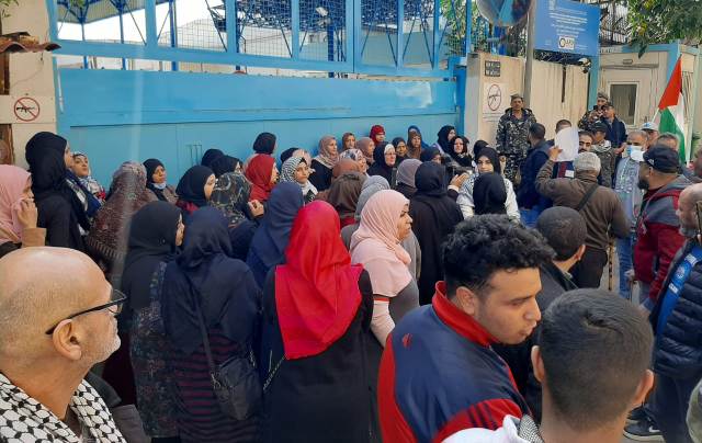 الدعوة إلى تنظيم سلسلة اعتصامات ضد تقليص الأونروا لخدماتها ودمج المدارس والصفوف