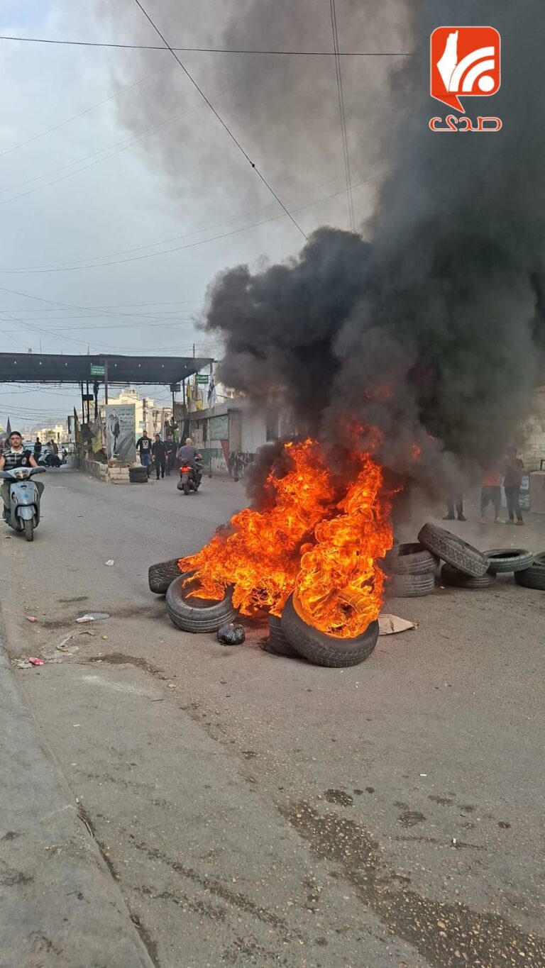 أهالي مخيم البداوي ينظمون اعتصاماً أمام الطرق المغلقة حديثاً في حي خليل الرحمن