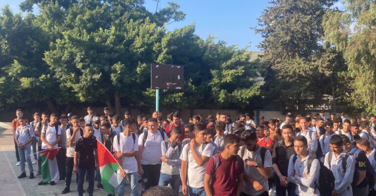 طلاب ثانوية الأقصى في مخيم الرشيدية يرفضون قرارات الإدارة بدمج الصفوف