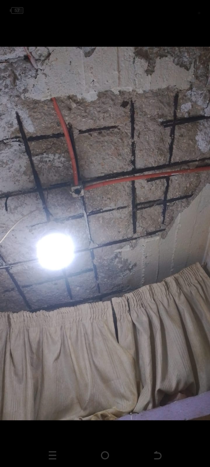 سقوط سقف منزل تعود ملكيته لعائلة دحابرة في مخيم عين الحلوة