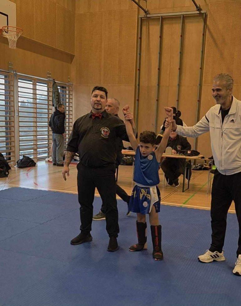 طفل من مخيم العائدين في حمص يحصد بطولة كيك بوكسينغ في النمسا