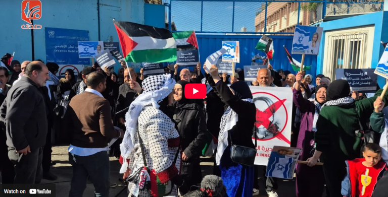 شاهد.. فلسطينيون يعتصمون ضد الأونروا ويحرقون صور مديرة شؤونها في بيروت