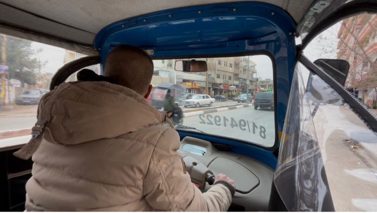 التوك توك… مركبة صغيرة تحمل همًّا كبيرًا في بعلبك