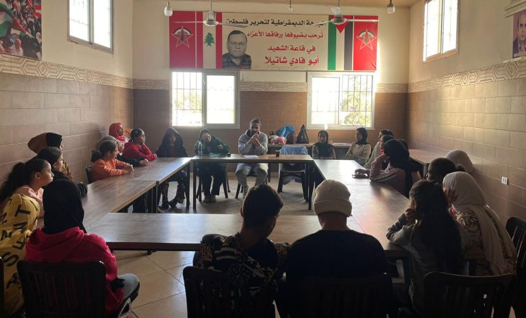 ورشة طلابية في مخيم شاتيلا تناقش تحديات التعليم في مدارس الوكالة