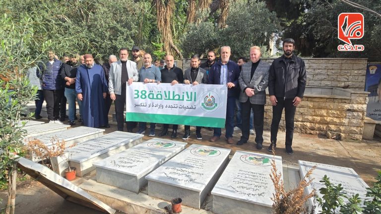 قراءة الفاتحة على روح الشهيد القائد صالح العاروري ورفاقه بمقبرة الشهداء في بيروت