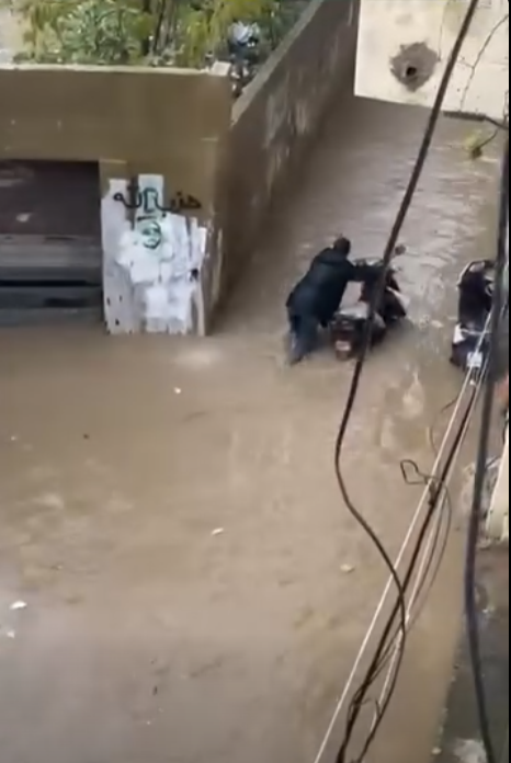 العاصفة تغرق مخيم البداوي وتثير غضب الأهالي