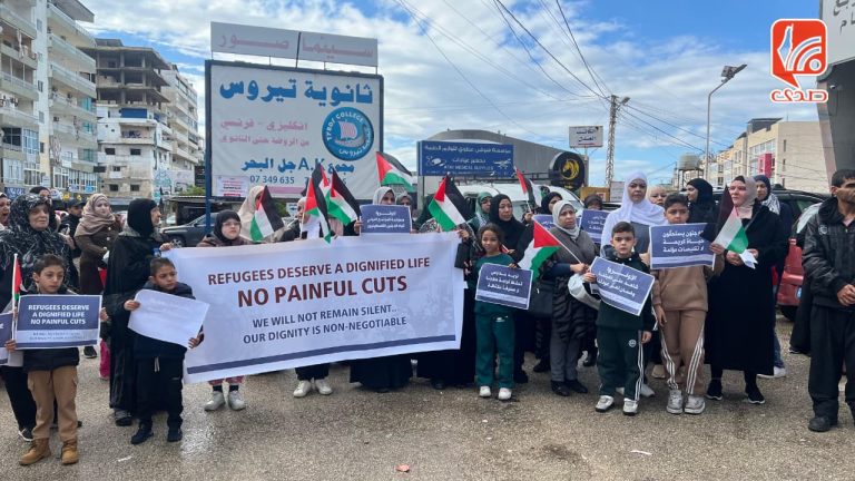 عشرات الفلسطينيين يعتصمون أمام مكتب الأونروا في صور