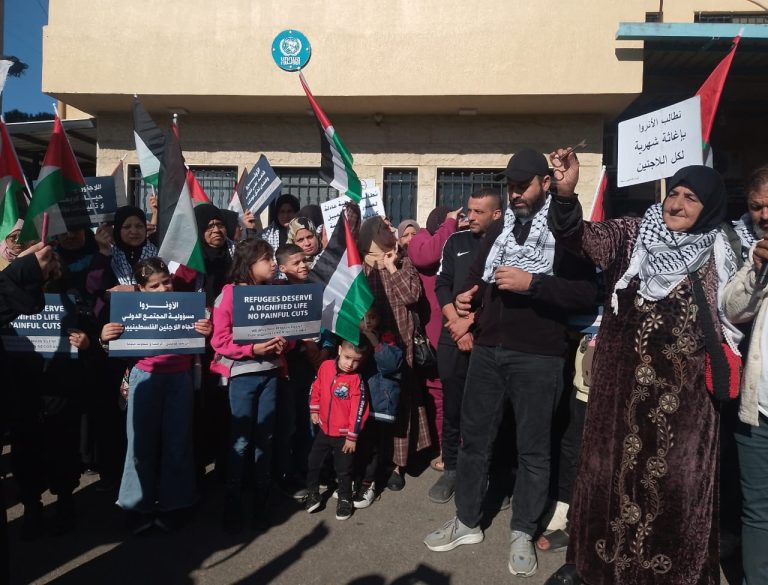 رسالة إلى ياسر عباس خلال اعتصام أمام مكتب الأونروا في صيدا