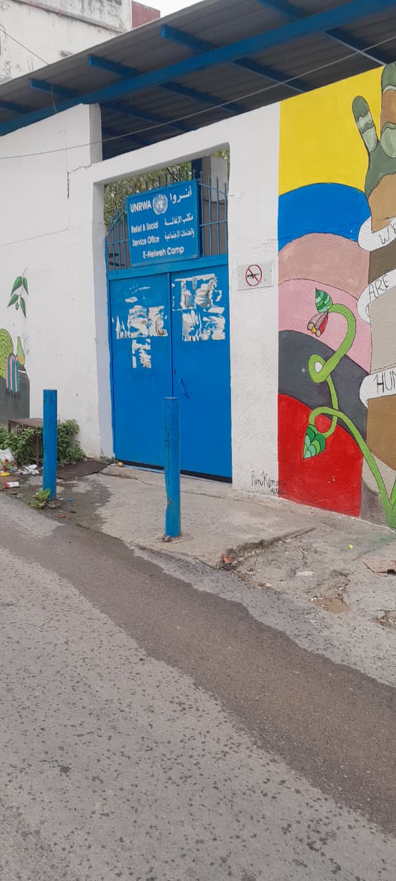 فلسطيني يغلق مكتب الشؤون الاجتماعية للأونروا في عين الحلوة