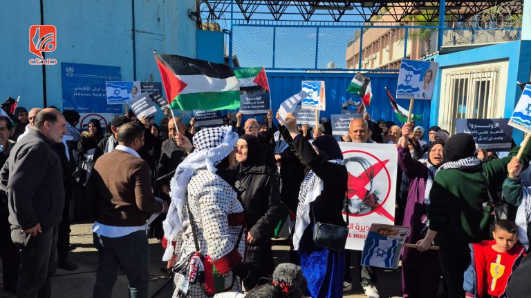 فلسطينيون يعتصمون ضد الأونروا ويحرقون صور مديرة شؤونها في بيروت
