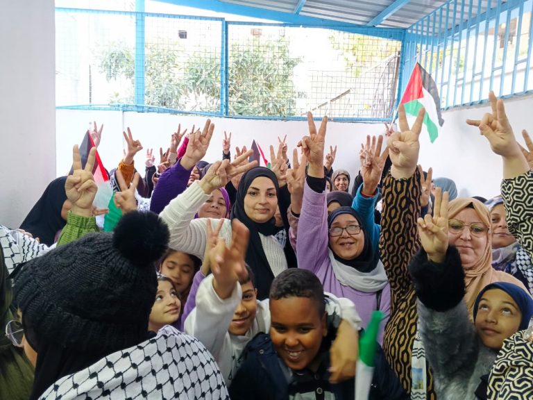 اعتصام نسائي وإغلاق مكاتب للأونروا في عين الحلوة