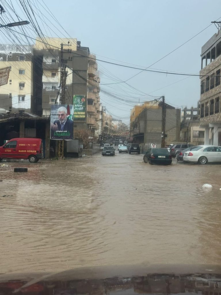 تجمع مياه الأمطار عند المدخل الجنوبي لمخيم نهر البارد