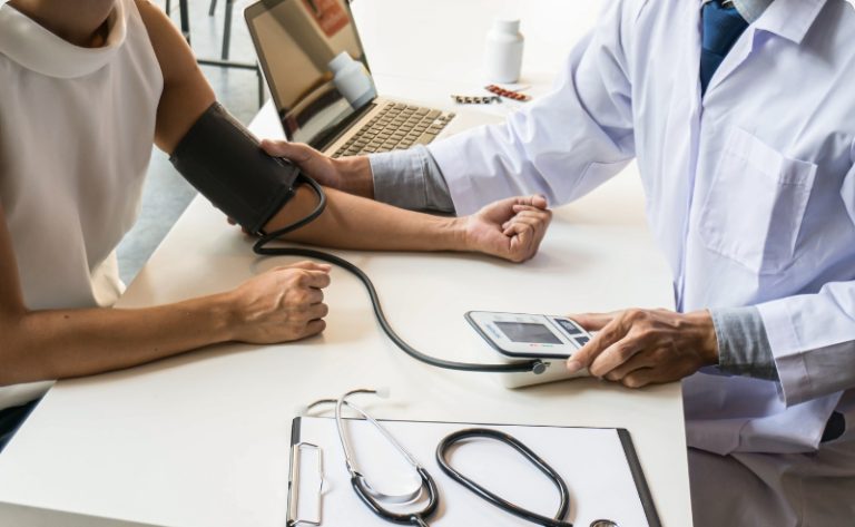 عيادات الخير لتعزيز الواقع الصحي في مخيم العائدين بحمص