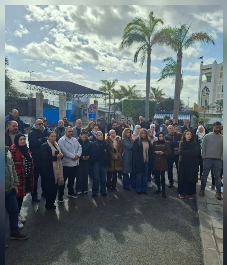 اعتصام حاشد في المكتب الأونروا الرئيسي ضد التقليصات