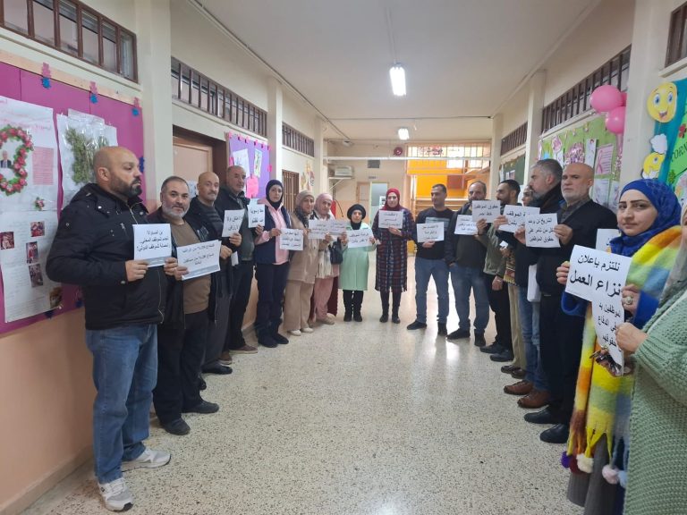 كادر ثانوية القسطل في بعلبك يعتصم رفضاً لقرارات مفوض “الأونروا”