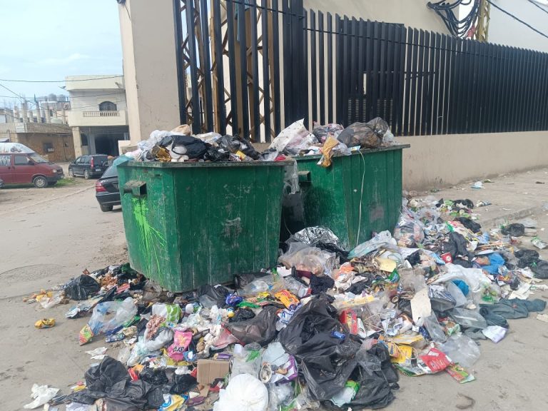 إغلاق مطمر “اصرار” يوقف جمع النفايات في مخيم نهر البارد