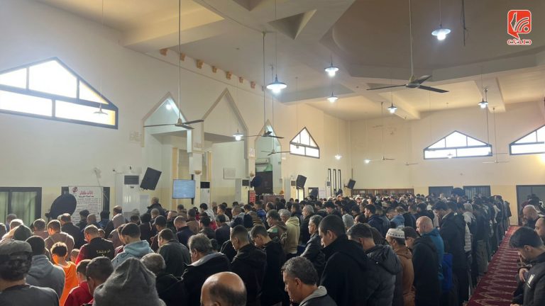 صلاة الغائب في المخيمات الفلسطينية وفاءً للقادة الشهداء