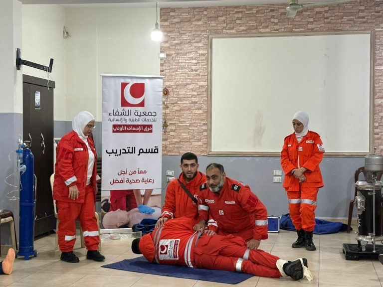 الشفاء تختتم دورة إسعافات أولية للإناث في مخيم الجليل