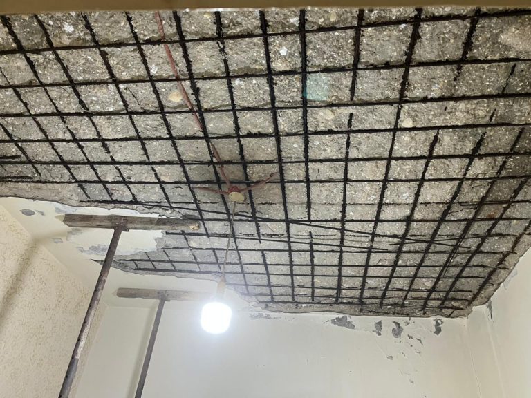 انهيار سقف منزل في عين الحلوة ومناشدات لإصلاح المنازل المهددة