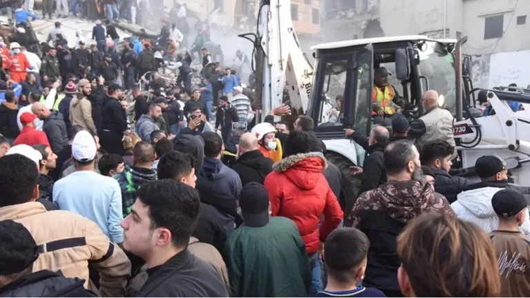 تضامن فلسطيني مع أهالي طرابلس بعد انهيار مبنى في منطقة التبانة