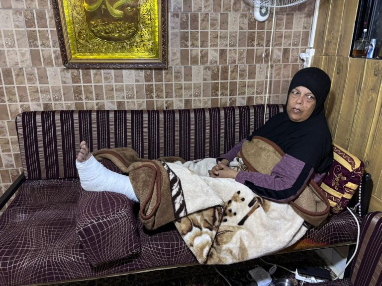 بين الكسر والفقر… عائلة في مخيم الجليل تواجه المرض بلا سند