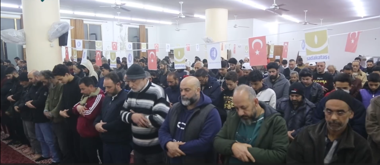 عودة صلاة التراويح إلى مخيم اليرموك بعد ترميم المساجد وتأهيلها