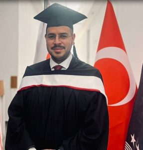 فلسطيني يحفر اسمه في لوحة شرف جامعة (GAU) العالمية