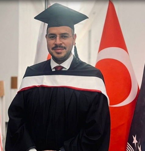 فلسطيني يحفر اسمه في لوحة شرف جامعة (GAU) العالمية