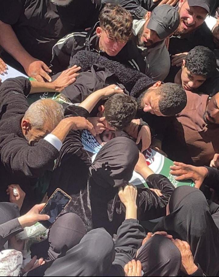 الآلاف يشيعون شهداء مخيم عين الحلوة