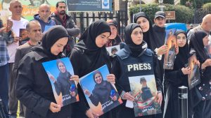 وقفة احتجاحية في ساحة الشهداء تنديداً باستشهاد  الصحافيين شعيب وفتوني ‎