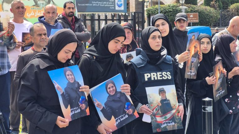 وقفة احتجاحية في ساحة الشهداء تنديداً باستشهاد  الصحافيين شعيب وفتوني ‎