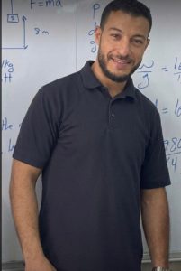 استشهاد فلسطيني وزوجته بقصف إسرائيلي على مخيم البداوي