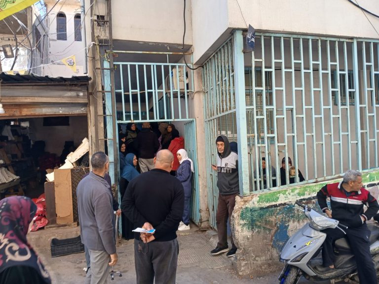 ازدحام في عيادة الأونروا بمخيم برج الشمالي مع مخاوف من توقف الخدمات