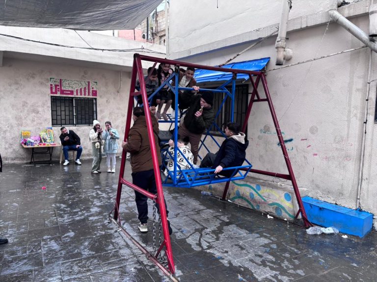 تحت هدير الحرب… عيد الجليل يُقاوم الخوف بفرحة خجولة