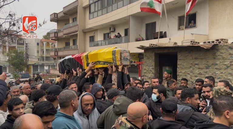 في وداع هادي عبد الرحمن: مخيم البرج الشمالي يشيّع شهيداً وتبقى الحكاية مفتوحة