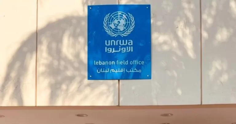 تجاهل “الأونروا” لمعاناة مئات النازحين في مراكز الإيواء يثير موجة من الانتقادات