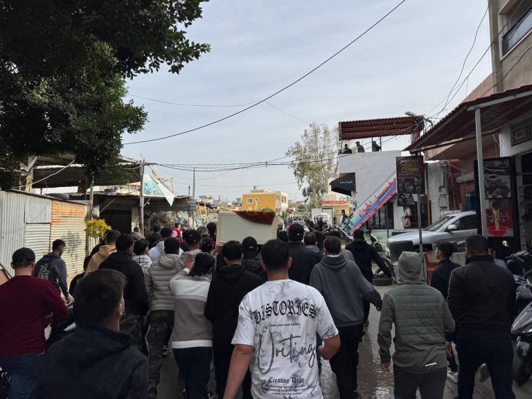 أهالي مخيم الرشيدية يشيعون طفلاً من سوريا قُتل بغارة للاحتلال