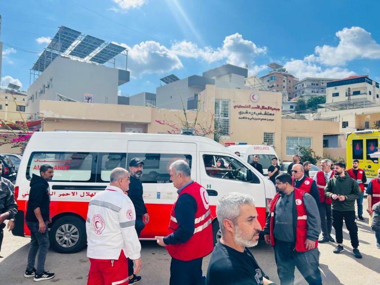 حملة طبية للهلال الأحمر الفلسطيني في مخيمات بيروت