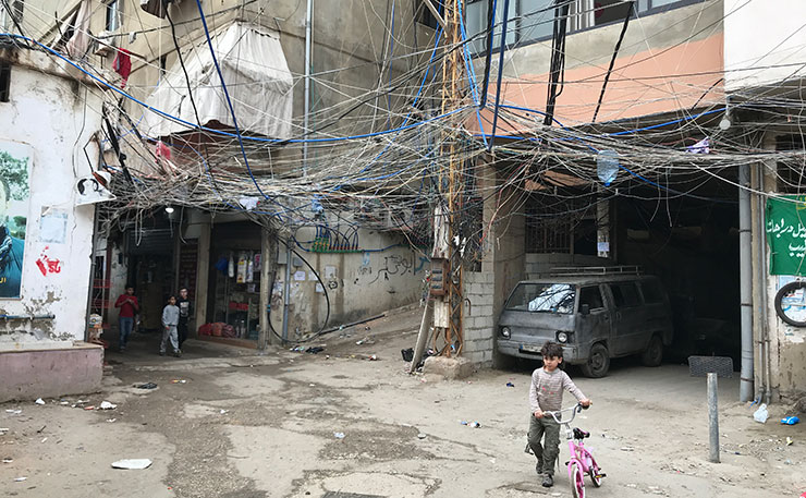 أزمة الرواتب تدفع أهالي المخيمات لعدم تسديد اشتراكات الكهرباء