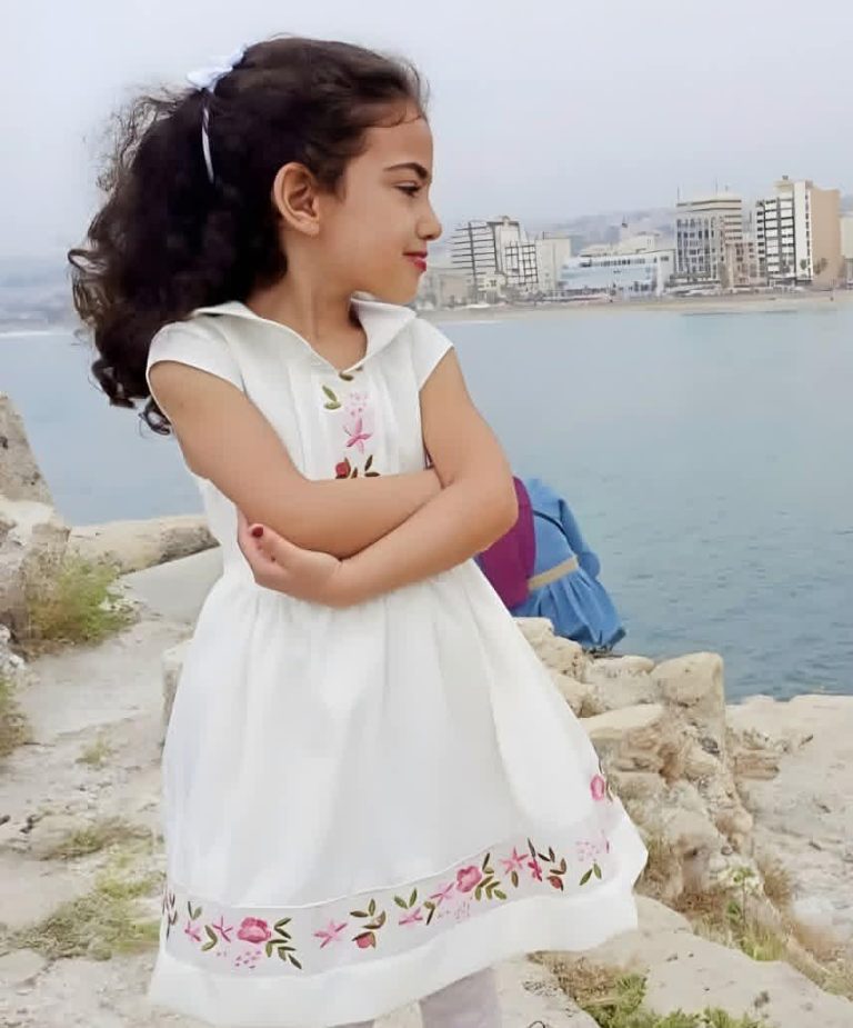 العثور على جثة الطفلة ميرال أبو دية تحت أنقاض “مشاريع الهبة”بعد 23 يوماً