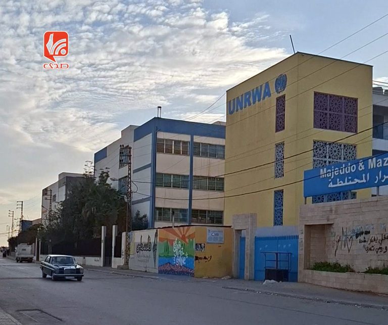 معلمو الأونروا يبحثون عن بدائل والتعليم على المحك
