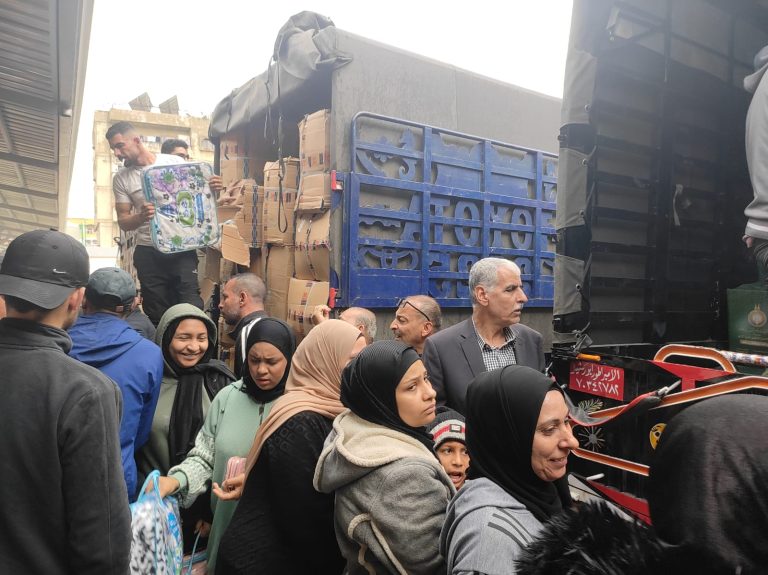 مساعدات للنازحين في مخيم البداوي